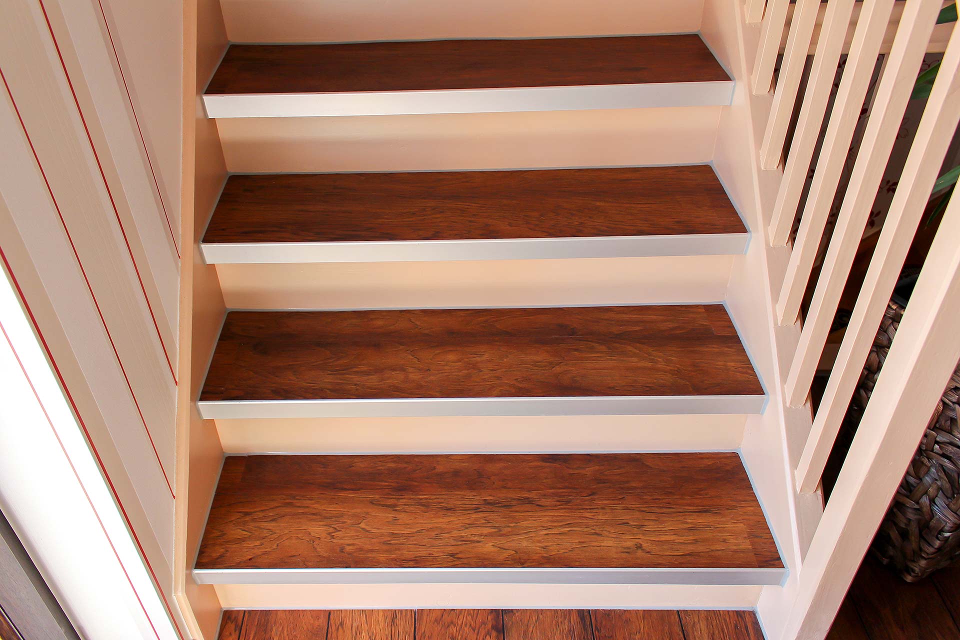 Treppe mit Designbelag und Treppenkantenprofil